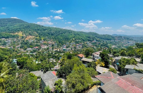 Tennekumbura Villa | Experience Luxury at Rusty Bunk: Your Mountain Retreat Just 2km from Kandy Town!