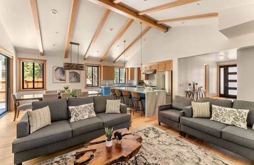 Summit Estates Cabin | Experience luxury at Maple Crest, a spacious 5-bedroom retreat in Big Bear Lake
