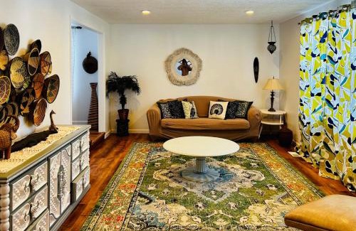 Southeast Boise House | Experience Nirvana with artwork collections from around the globe Located in Lakewood neighborhood in SE Boise next to a park, Minutes from Bown Crossing and the Boise River, 10 minutes to downtown, 4 beds, sleeps 8, pets welcome in large fenced in yard