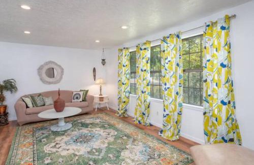 Southeast Boise House | Experience Nirvana with artwork collections from around the globe Located in Lakewood neighborhood in SE Boise next to a park, Minutes from Bown Crossing and the Boise River, 10 minutes to downtown, 4 beds, sleeps 8, pets welcome in large fenced in yard