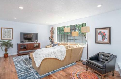 Southeast Boise House | Experience Nirvana with artwork collections from around the globe Located in Lakewood neighborhood in SE Boise next to a park, Minutes from Bown Crossing and the Boise River, 10 minutes to downtown, 4 beds, sleeps 8, pets welcome in large fenced in yard