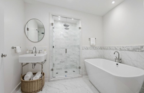 West Vancouver House | Experience Opulent West Coast Living in This 6BR, 3BA Estate