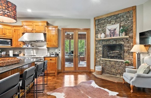 Horton House | Experience Peace by the Creek A 5-Bedroom Retreat