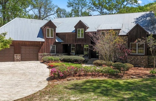 Horton House | Experience Peace by the Creek A 5-Bedroom Retreat