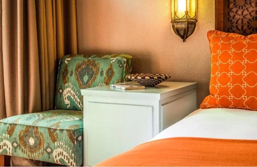 Livingstone House | Experience Riverboat Cruise in Zambezi River! Outdoor Pool and Free Parking!