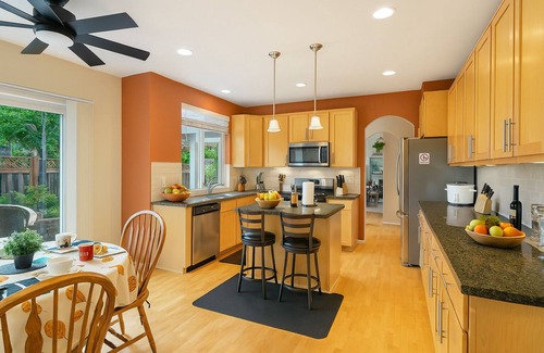 Martha Lake House | Experience Seattle Hot Tub Firepit Backyard BBQ EV2 King Bed