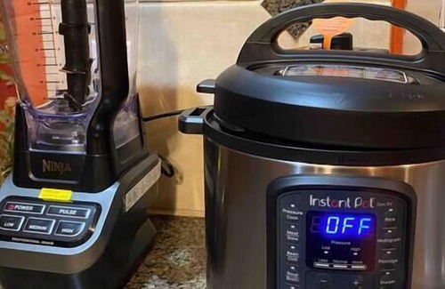 Martha Lake House | Experience Seattle Hot Tub Firepit Backyard BBQ EV2 King Bed