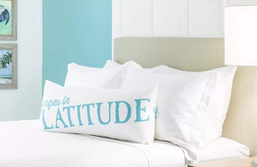 I-435 West KC-KS Hotel | Explore Nearby Legends Outlets and Kansas Speedway from Tropic-Inspired Stay
