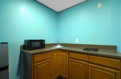 Flour Bluff Hotel | Explore Room Parking Available Near Mustang Island Beach Pet Friendly