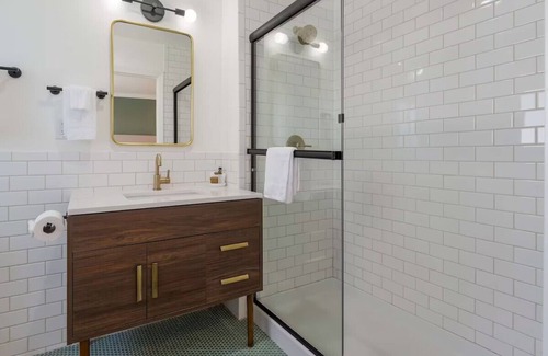 Piedmont Avenue Hotel | Explore the amazing riches of local aquatic animals in the Aquarium of the Bay!