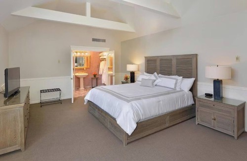 Santa Rosa Hotel | Explore Wineries from a Classic Santa Rosa King Room Filled with Timeless Charm