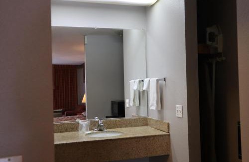 West Eugene Hotel | Express Inn & Suites Eugene