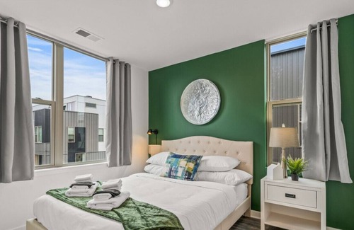 Olde Richmond House | Exquisite 3Br | Roof Deck | Garage