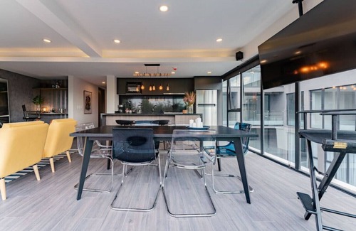 La Condesa Apartment | Exquisite Countess Haven: Luxe PH with Rooftop/Gym