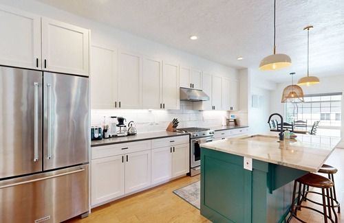 Sunset House | Exquisite home in Boise with hot tub, washer/dryer, WiFi, and fireplace