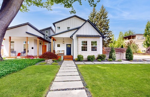 Sunset House | Exquisite home in Boise with hot tub, washer/dryer, WiFi, and fireplace