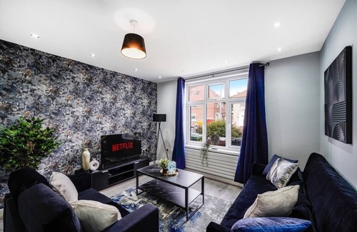 Parsloes House | Exquisite London Home - Parking - Sleeps 10