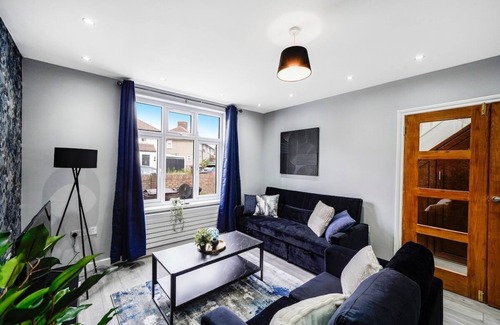 Parsloes House | Exquisite London Home - Parking - Sleeps 10