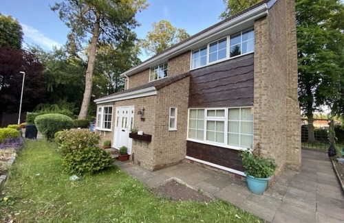 Darlington Cottage | Exquisite Manor House Cul de sac Sleeps 8 with Private Parking