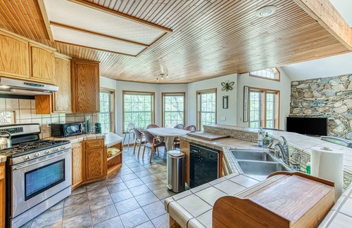 Cascadel Woods House | Exquisite mountain home, dog-friendly, fireplace, & washer/dryer