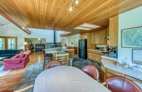Cascadel Woods House | Exquisite mountain home, dog-friendly, fireplace, & washer/dryer