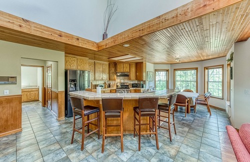Cascadel Woods House | Exquisite mountain home, dog-friendly, fireplace, & washer/dryer
