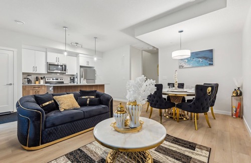 Southwest Calgary House | Exquisitely Furnished 2Bed Townhouse 5 Mins to Downtown