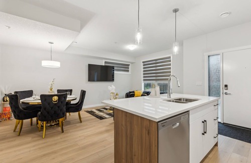 Southwest Calgary House | Exquisitely Furnished 2Bed Townhouse 5 Mins to Downtown