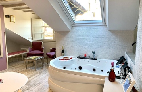 Santillana del Mar Apartment | Extra Large Suite with jacuzzi