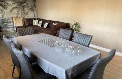 Fecamp Apartment | Fécamp, Etretat, Yport, joli appartement tout près de la plage et de la gare, vous pouvez me joindre au zéro six soixante dix-huit soixante treize trente six quatre vingt onze pour réserver en direct