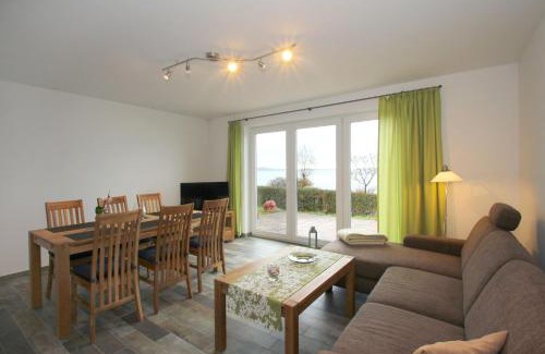 Lauterbach House | F-1037 Ferienhaus Neuendorf Haus Terrasse, Gartennutzung, Meerblick