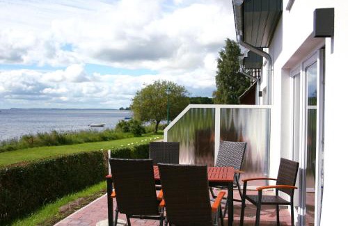Lauterbach House | F-1037 Ferienhaus Neuendorf Haus Terrasse, Gartennutzung, Meerblick