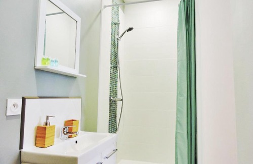 Madeleine-Champ de Mars Apartment | F2 Green Garden, Hyper Centre, Parking