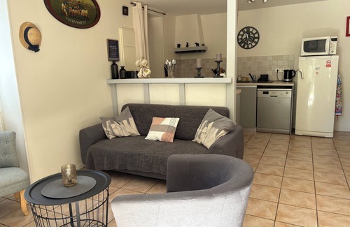 Cambo-les-Bains Apartment | F3 apartment near the center with private garden