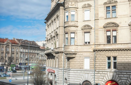 Nepszinhaz negyed Apartment | f5 studio Budapest 211 - is a stylish apartment located in the downtown