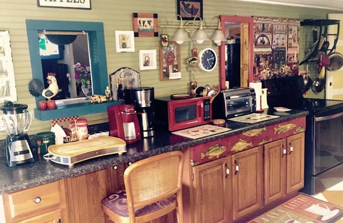 Glenville Cabin | Fab Fall! Affordable Romantic Creekside Cabin-Hot Tub'n robes, K Bed and Treats!