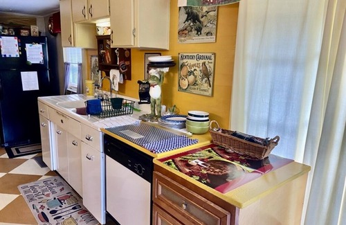 Glenville Cabin | Fab Fall! Affordable Romantic Creekside Cabin-Hot Tub'n robes, K Bed and Treats!