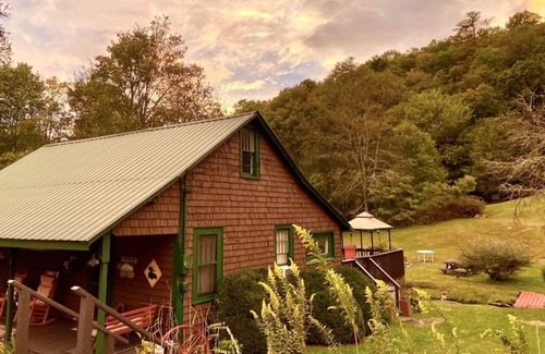 Glenville Cabin | Fab Fall! Affordable Romantic Creekside Cabin-Hot Tub'n robes, K Bed and Treats!
