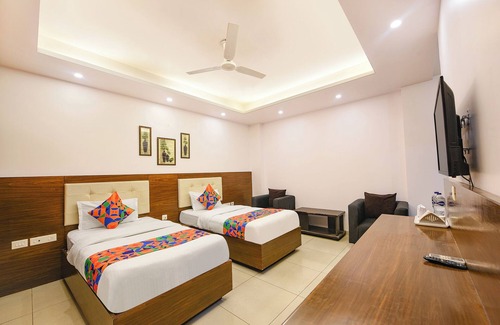 Dwarka Hotel | Fabhotel Silver Oak Bnb