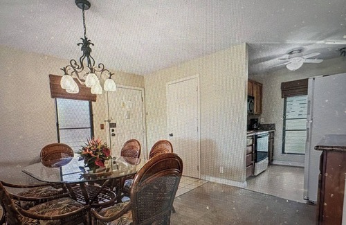 Kihei Condo | Fabulous 2-bedroom condo with AC in KiheinAcross the street from beach