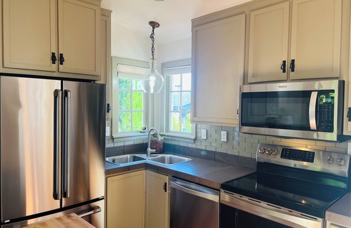 Market District Cottage | Fabulous Bungalow, 1 block from 5th Street Market