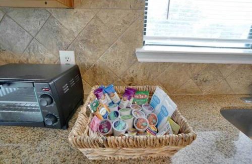 Mission Bend House | Fabulous & Stylish 4BR w Pool Table and Space to Chill