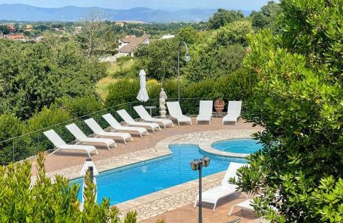 Montefiascone Villa | Fabulous villa on Umbrian hill overlooking lake - sleeps 24 - Pool and Jacuzzi