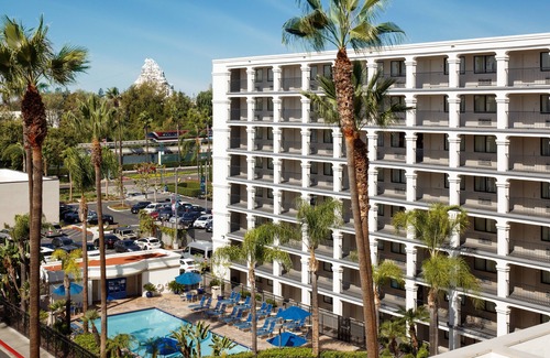 Anaheim Resort Hotel | Fairfield by Marriott Anaheim Resort