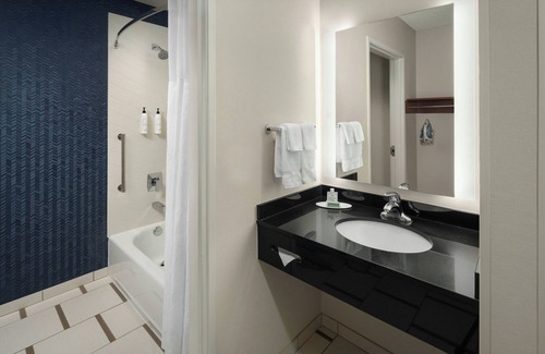 Lake Forest Hotel | Fairfield Inn & Suites by Marriott Lake Oswego