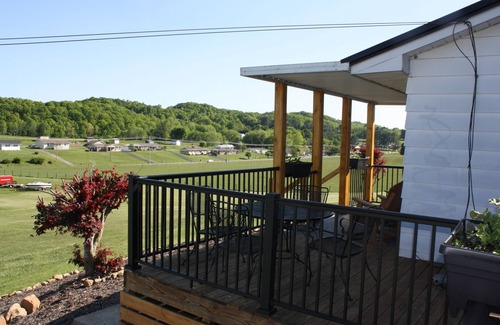 Abingdon House | FairOaks Place Sleeps 6 King, Queen with foldout couch near Barter & Va Creeper