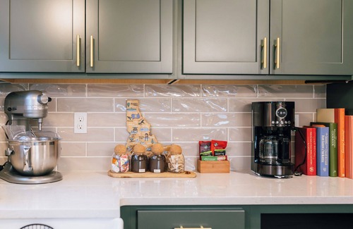 Caldwell House | Fairview House Historic 5BR Sleeps 10 Golf Views + Hot Tub