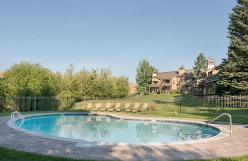 Elkhorn Village Hotel | Fairway Nine 4365