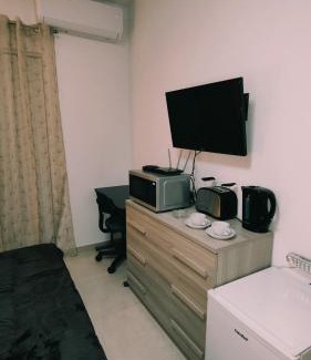 Luqa House | Fairwinds - Double Room with Ensuite - Luqa Airport - Self Check In & Out available