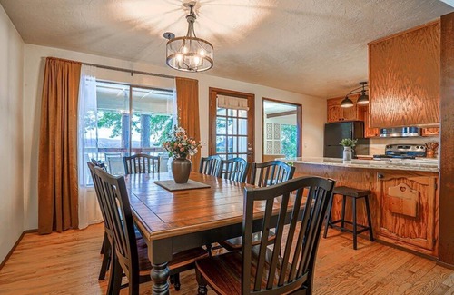 Rollingbay House | Fairyland Cottage: Waterfront+Hot Tub+Beach+Clam